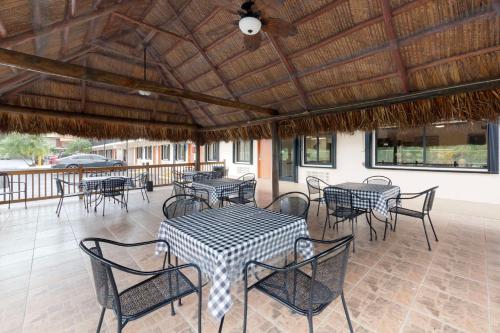 een patio met tafels en stoelen en een plafond bij Quality Inn Florida City - Gateway to the Keys in Florida City