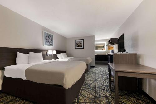 Postel nebo postele na pokoji v ubytování Quality Inn Orange Park Jacksonville