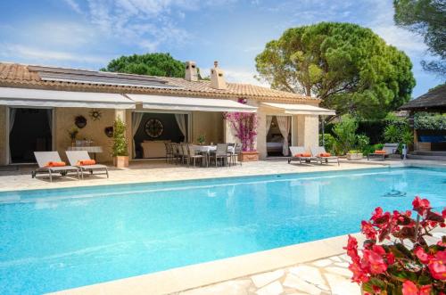 une villa avec piscine et une maison dans l'établissement Villa Siena, à Roquebrune-sur Argens
