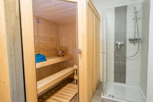 La salle de bains est pourvue d'un sauna, d'une douche et d'une baignoire. dans l'établissement Ferienhäuser Ilsestein Einzelhaus, 130 qm, 4 Schlafzimmer, à Ilsenburg