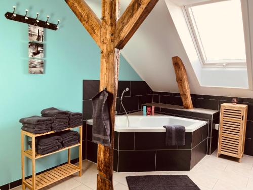 a bathroom with a white bath tub and a window at Ferienwohnung für die ganze Familie (Hunde willkommen!) in Zehdenick