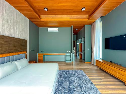 Кровать или кровати в номере Villa Menara Bang Tao