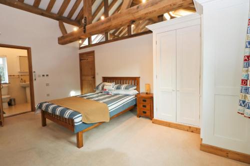 ein Schlafzimmer mit einem Bett und einer Holzdecke in der Unterkunft Beachside holiday home in Saint Merryn