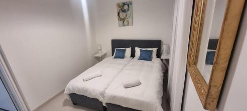 Ένα ή περισσότερα κρεβάτια σε δωμάτιο στο JTower Royal Suites - Alefimmoed