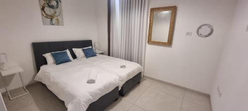 Ένα ή περισσότερα κρεβάτια σε δωμάτιο στο JTower Royal Suites - Alefimmoed