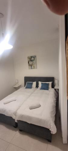 Ένα ή περισσότερα κρεβάτια σε δωμάτιο στο JTower Royal Suites - Alefimmoed