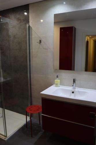 uma casa de banho com um lavatório e um chuveiro em Apartamento Laredo em Laredo