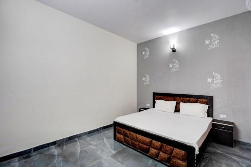 um quarto com uma cama num quarto em OYO Conifer INN em Meerut