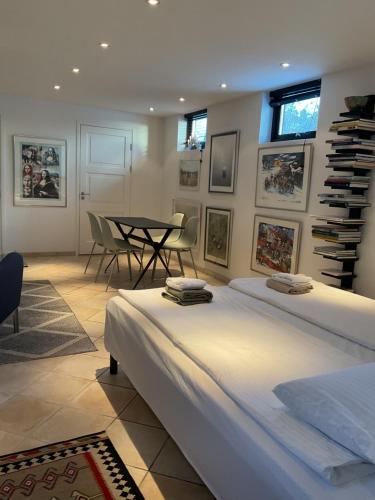 Posezení v ubytování Exclusive rental of the Entire Spacious Ground Floor