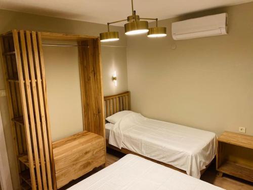 Giường trong phòng chung tại Spacious,Central, Special Design Flat in Beşiktaş