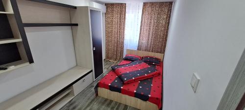 マンガリアにあるApartament Bratuの小さなベッドルーム(ベッド1台付)