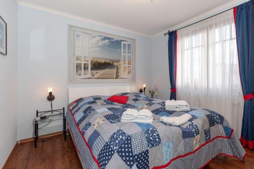 キュールングスボルンにあるUrlaubstraeume-am-Meer-Wohnung-6-7-9580のベッドルーム1室(青と白の毛布付きのベッド1台付)
