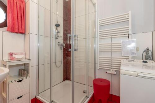 キュールングスボルンにあるUrlaubstraeume-am-Meer-Wohnung-6-7-9580のバスルーム(赤いスツール付きのシャワー付)