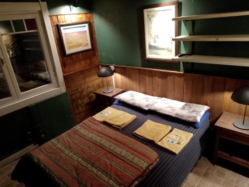 um pequeno quarto com uma cama com duas toalhas em Habitación en villa neo victoriana con piscina em Mar del Plata