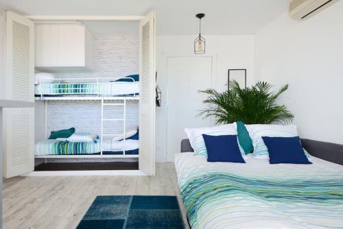 une chambre avec un lit et un lit superposé dans l'établissement Calypso face à la mer - Plages et port, à Marseille