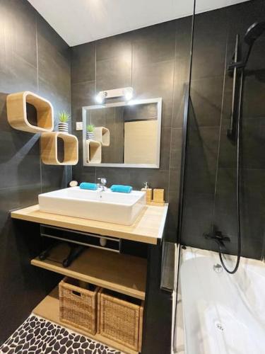 une salle de bain avec un lavabo, une douche et un miroir dans l'établissement Calypso face à la mer - Plages et port, à Marseille