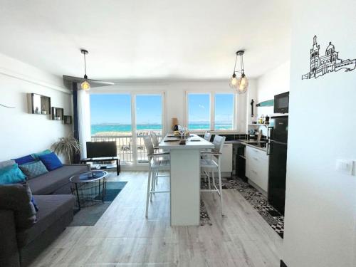 une cuisine et un salon avec un canapé et une table dans l'établissement Calypso face à la mer - Plages et port, à Marseille