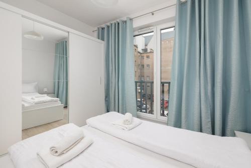 um quarto com 2 camas e uma janela em Bulwar Piastowski Chic Apartment em Szczecin