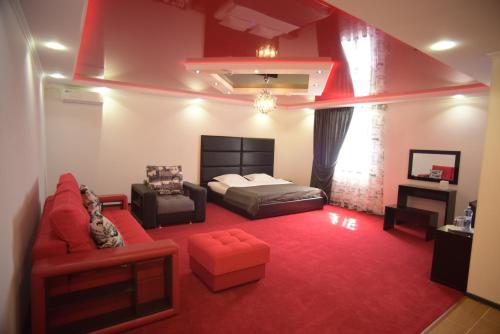 SEQUOIA boutique hotel في طراز: غرفة نوم بسرير وسجادة حمراء