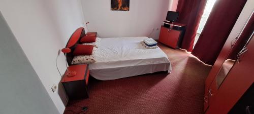 マンガリアにあるApartament Callatisの小さなベッドルーム(ベッド1台付)
