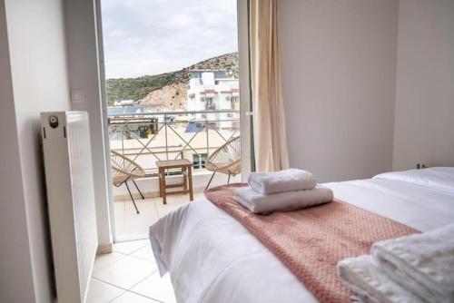 1 dormitorio con cama y vistas a un balcón en Breathtaking view apartment in Glyfada (AS_D1), en Atenas