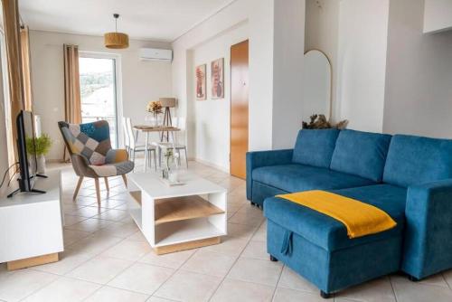 sala de estar con sofá azul y mesa en Breathtaking view apartment in Glyfada (AS_D1), en Atenas