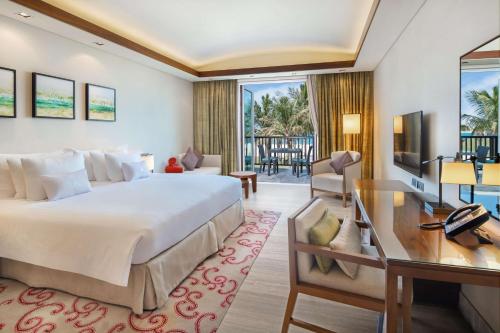 una camera d'albergo con letto e scrivania di JA The Resort - JA Palm Tree Court a Dubai