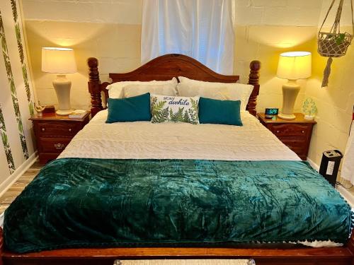 - une chambre avec un grand lit et deux lampes dans l'établissement Humble Cove Lake Cottage: kayaks, fishing, firepit, à Worthville
