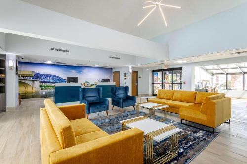 eine Lobby mit Sofas, Stühlen und einem Tisch in der Unterkunft Comfort Inn & Suites Chattanooga-East Ridge in Chattanooga