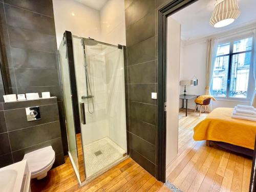 bagno con doccia e porta in vetro di L’Hôtel Particulier des Anges a Reims