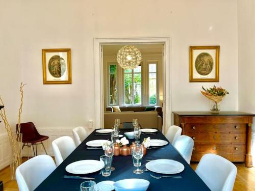 une salle à manger avec une table bleue et des chaises blanches dans l'établissement L’Hôtel Particulier des Anges, à Reims