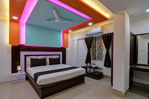 ein Schlafzimmer mit einem Bett mit einer farbenfrohen Decke in der Unterkunft Super OYO AIRPORT PALACE in kolkata