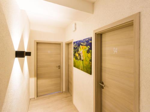 um corredor com duas portas e uma pintura na parede em Berghotel Deutscher Flieger Wasserkuppe em Gersfeld