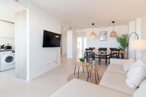 Global Vacacional, Moderno apartamento de dos terrazas con vistas al mar y a la montaña