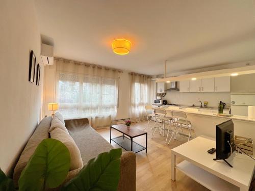 uma sala de estar com um sofá e uma cozinha em Parc Güell 2 1 em Barcelona