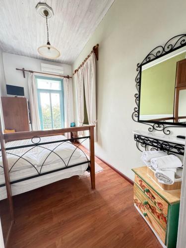 Ένα ή περισσότερα κρεβάτια σε δωμάτιο στο Patras Rooms est 1990