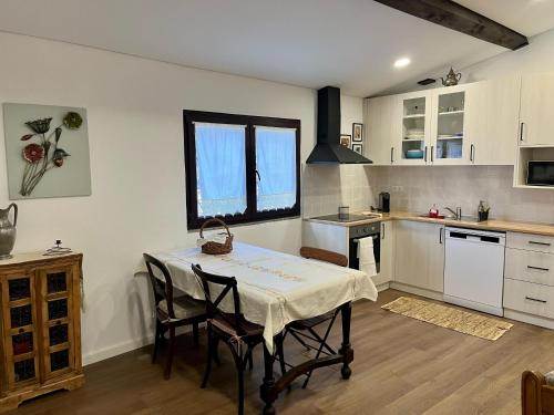 Una cocina con una mesa y sillas en una habitación. en Ninho do Melro II - Turismo Rural Bragança, en Bragança