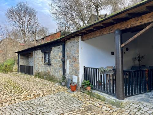 un edificio de ladrillo con una puerta y un patio en Ninho do Melro II - Turismo Rural Bragança, en Bragança