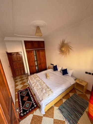 Tamraght OuzdarにあるNatural Surf Houseのベッドルーム1室(白い大型ベッド1台付)