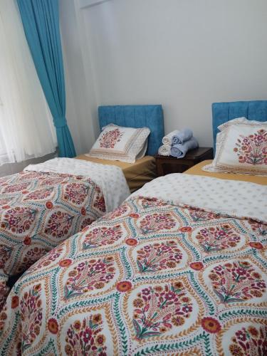 - deux lits assis l'un à côté de l'autre dans une pièce dans l'établissement Hisar Apartments, à Istanbul