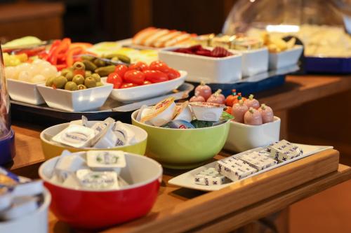 a buffet of different types of food on a table at Franconia City Hotel in Nürnberg