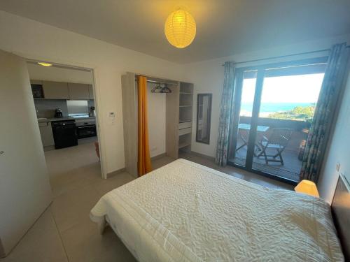 une chambre avec un lit et une fenêtre avec vue dans l'établissement 2TERIMP204 T2 neuf avec terrasse climatisation et parking Collioure, à Collioure
