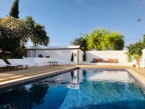 - une piscine en face d'une maison dans l'établissement Stunning fazenda w/ beautiful pool and privacy, 
