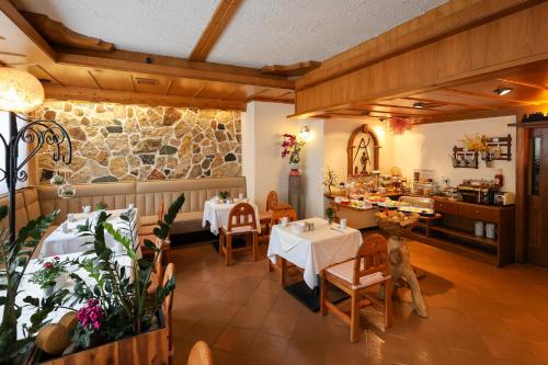 un restaurante con 2 mesas y una pared de piedra en Franconia City Hotel, en Núremberg