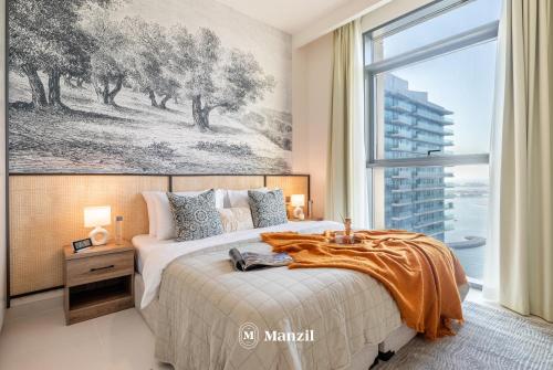 Кровать или кровати в номере Manzil - 1BR Apartment in Emaar Beachfront with Private Beach & Marina Access
