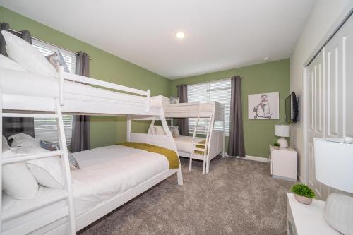 2 beliches num quarto com paredes verdes em 2731EE VILLA 5 BED/5 BA (SANITIZED) em Kissimmee