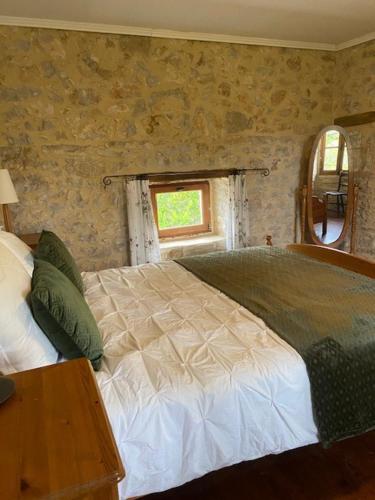 een slaapkamer met een groot bed en een raam bij Domaine la Cabane luxe vakantiehuizen met zwembad in Dégagnac