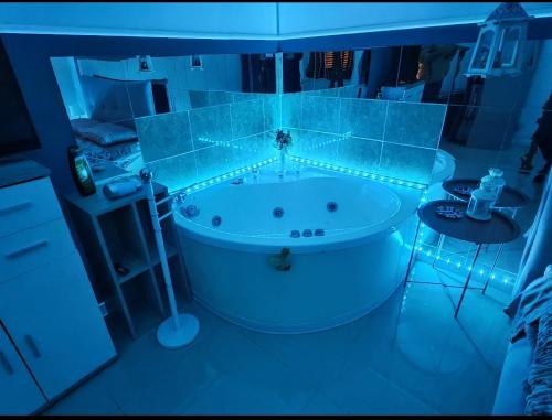 een badkamer met een bad met blauwe verlichting bij Dolce Appartamento al centro di Civitavecchia in Civitavecchia