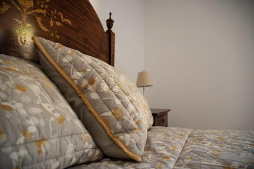 Una cama con dos almohadas encima. en DOURO FAMILY 2BD Apartment, en São João da Pesqueira