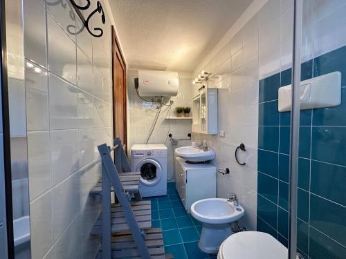 een badkamer met 2 toiletten en een wasmachine bij Domus Clementina Apartment with sea view Villasimius in Simius